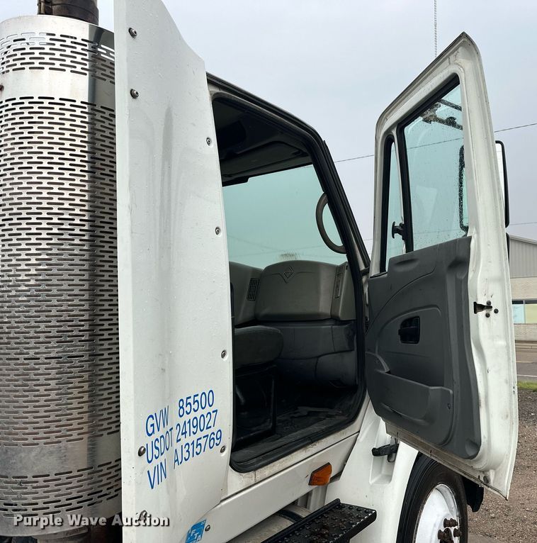 image for item KL9072 2010 International 8600  semi truck