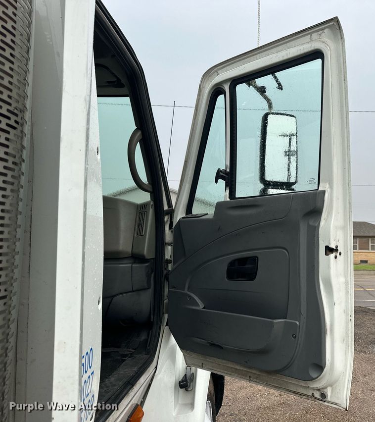 image for item KL9072 2010 International 8600  semi truck