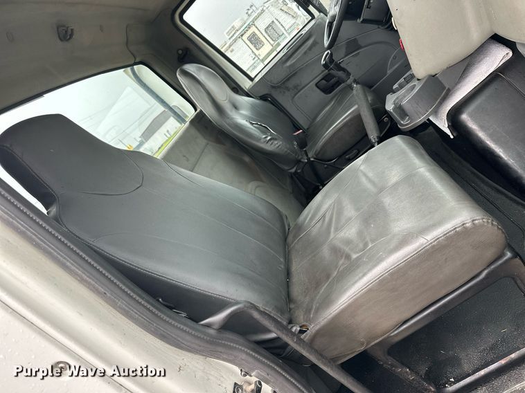 image for item KL9072 2010 International 8600  semi truck