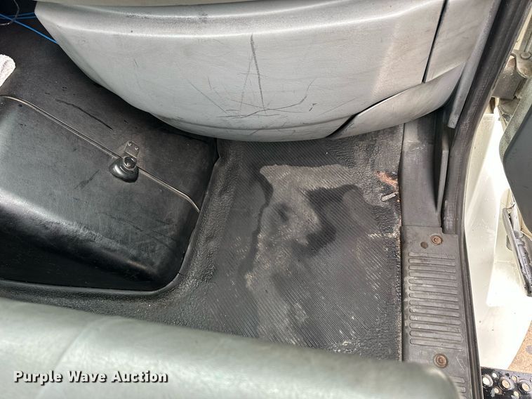 image for item KL9072 2010 International 8600  semi truck