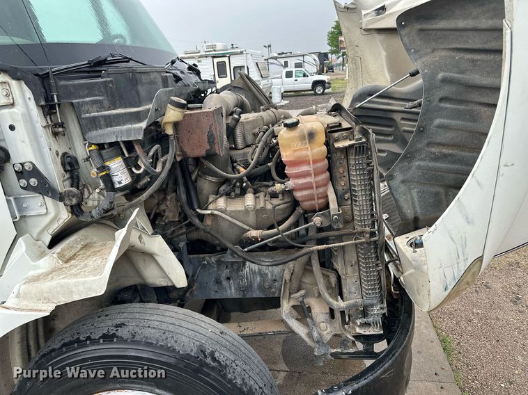 image for item KL9072 2010 International 8600  semi truck