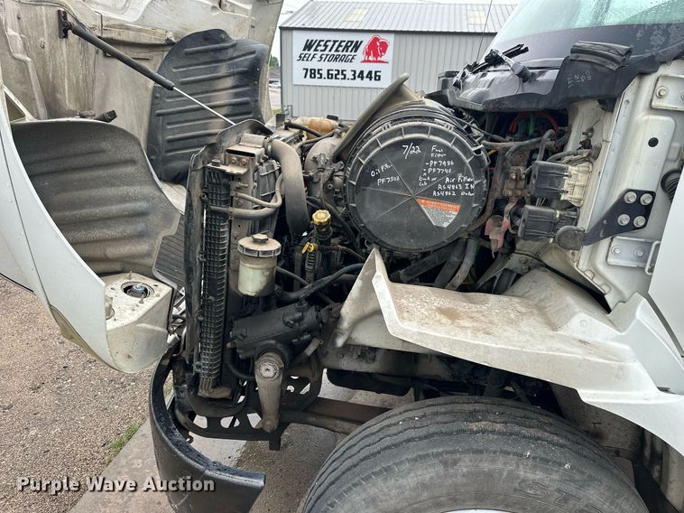 image for item KL9072 2010 International 8600  semi truck