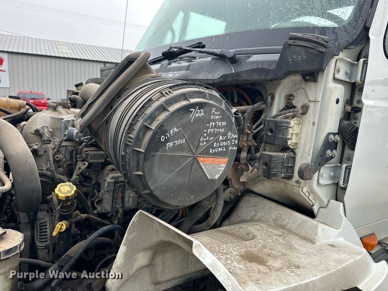 image for item KL9072 2010 International 8600  semi truck