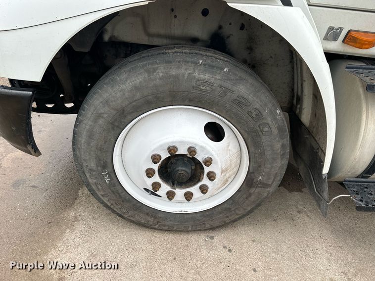 image for item KL9072 2010 International 8600  semi truck