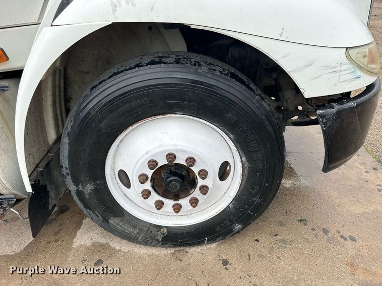 image for item KL9072 2010 International 8600  semi truck