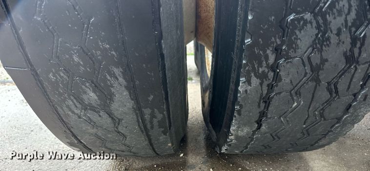 image for item KL9072 2010 International 8600  semi truck