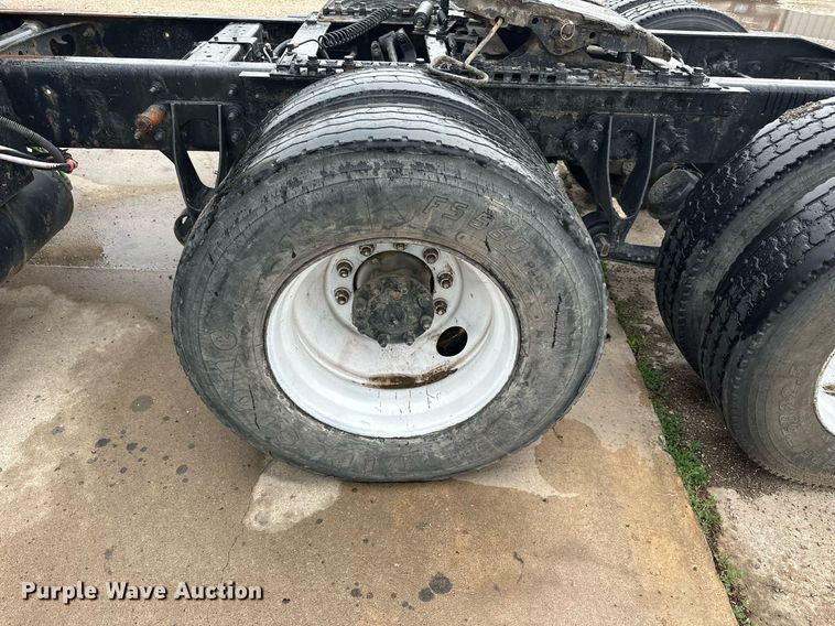 image for item KL9072 2010 International 8600  semi truck