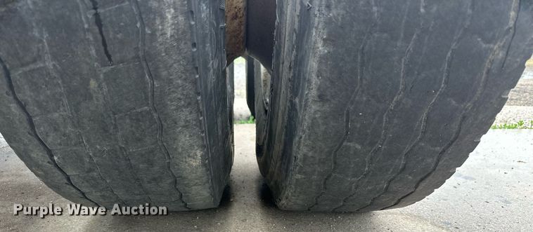 image for item KL9072 2010 International 8600  semi truck