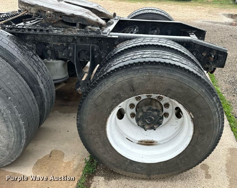 image for item KL9072 2010 International 8600  semi truck