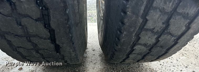 image for item KL9072 2010 International 8600  semi truck