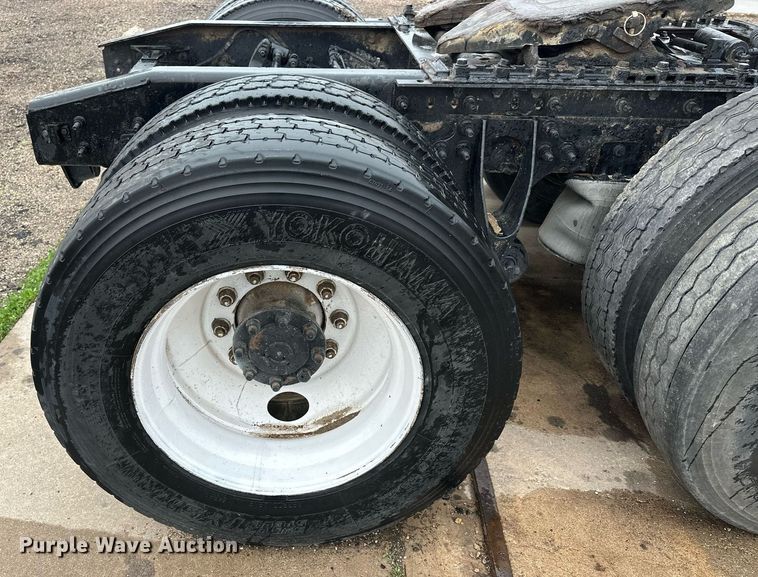 image for item KL9072 2010 International 8600  semi truck