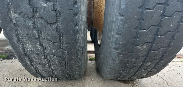 image for item KL9072 2010 International 8600  semi truck