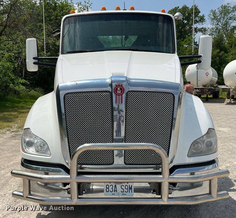 image for item LA9964 2017 Kenworth T680  semi truck