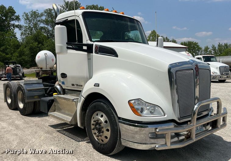 image for item LA9964 2017 Kenworth T680  semi truck