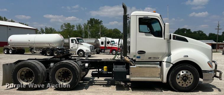 image for item LA9964 2017 Kenworth T680  semi truck