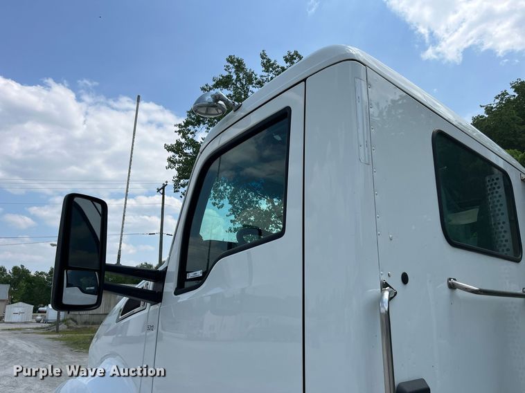 image for item LA9964 2017 Kenworth T680  semi truck