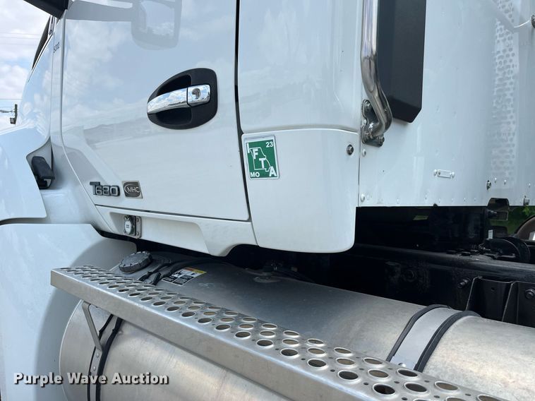 image for item LA9964 2017 Kenworth T680  semi truck