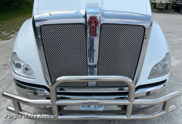 image for item LA9964 2017 Kenworth T680  semi truck