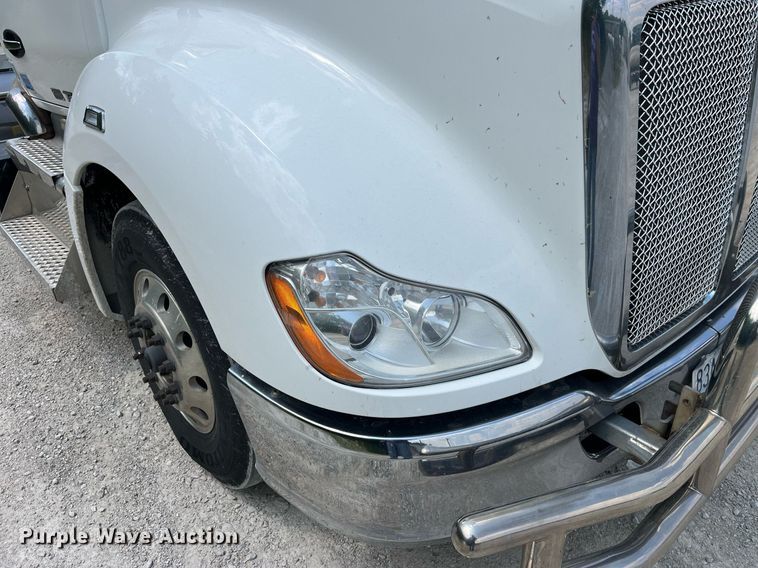image for item LA9964 2017 Kenworth T680  semi truck