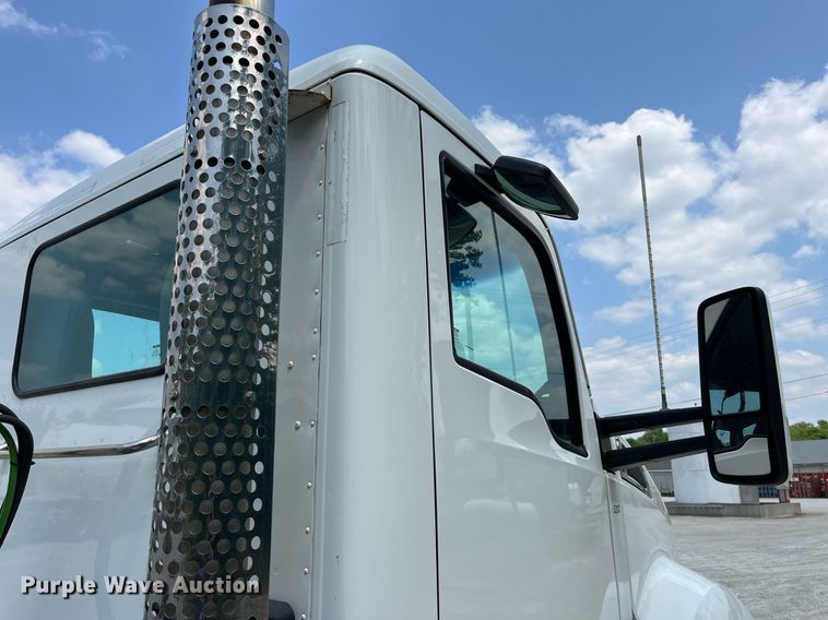 image for item LA9964 2017 Kenworth T680  semi truck