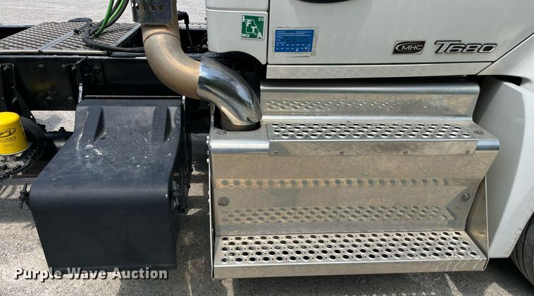 image for item LA9964 2017 Kenworth T680  semi truck