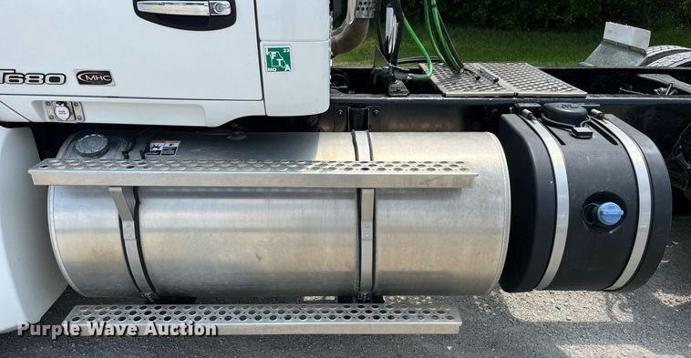 image for item LA9964 2017 Kenworth T680  semi truck