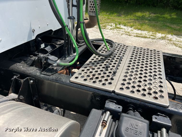 image for item LA9964 2017 Kenworth T680  semi truck