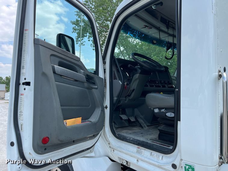 image for item LA9964 2017 Kenworth T680  semi truck