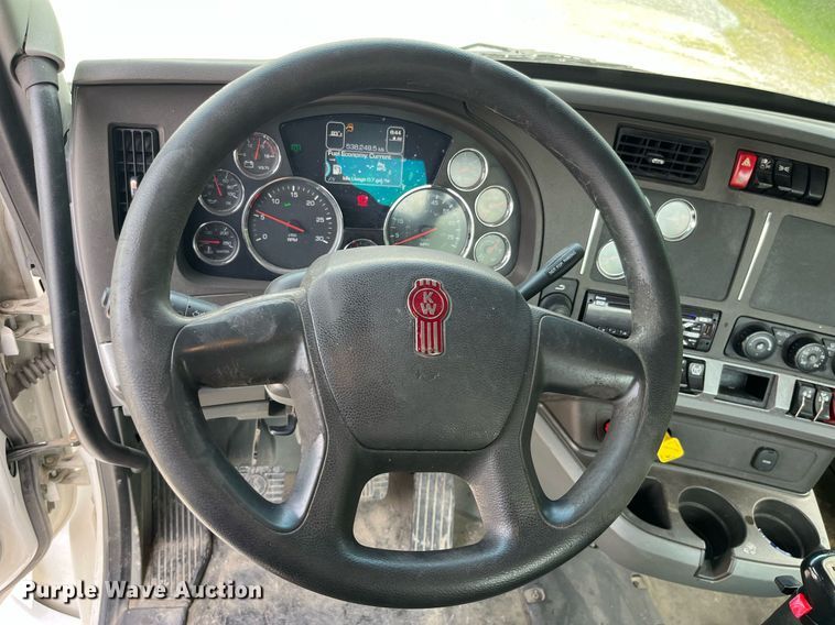 image for item LA9964 2017 Kenworth T680  semi truck