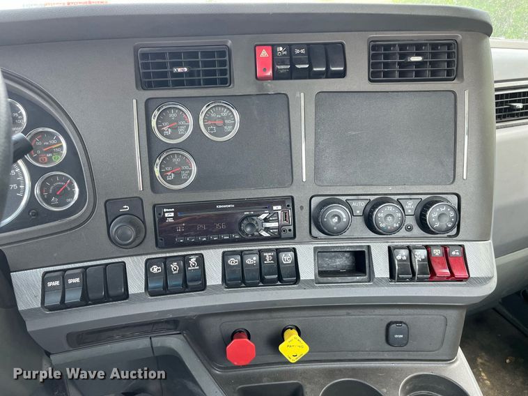 image for item LA9964 2017 Kenworth T680  semi truck