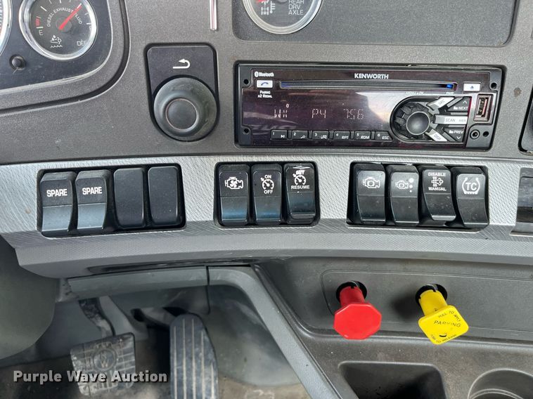 image for item LA9964 2017 Kenworth T680  semi truck