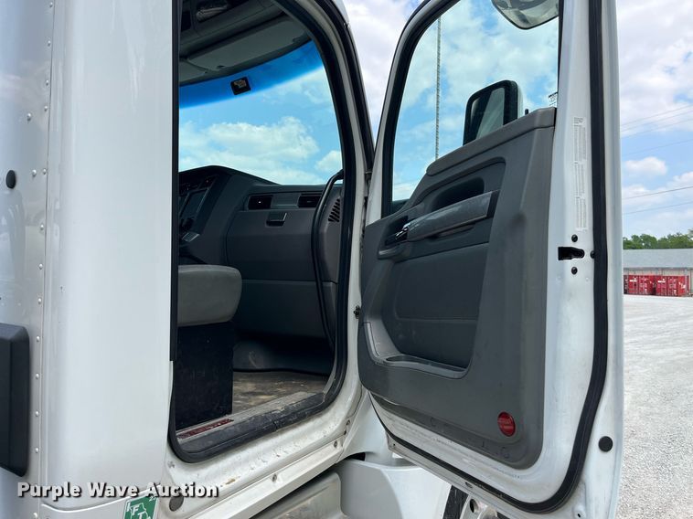 image for item LA9964 2017 Kenworth T680  semi truck
