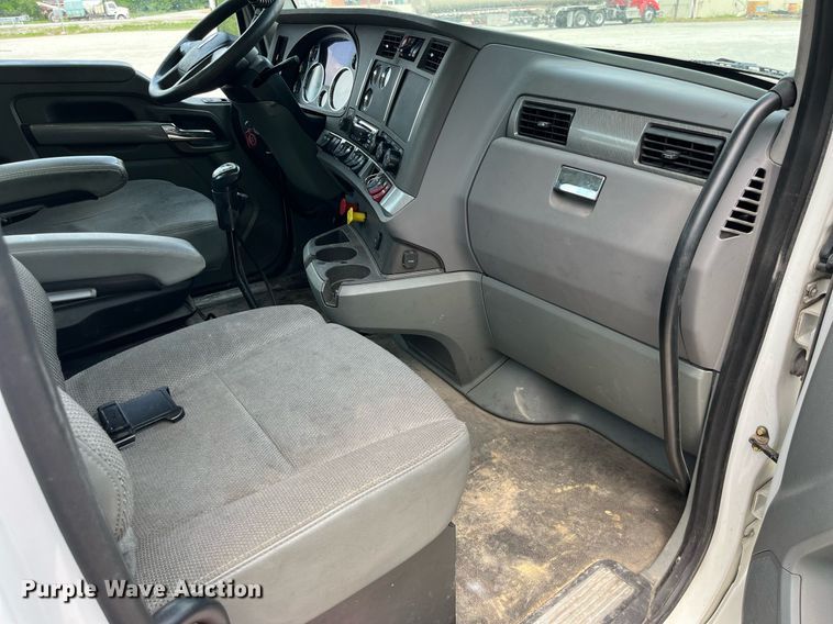 image for item LA9964 2017 Kenworth T680  semi truck