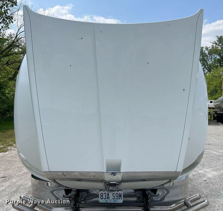 image for item LA9964 2017 Kenworth T680  semi truck