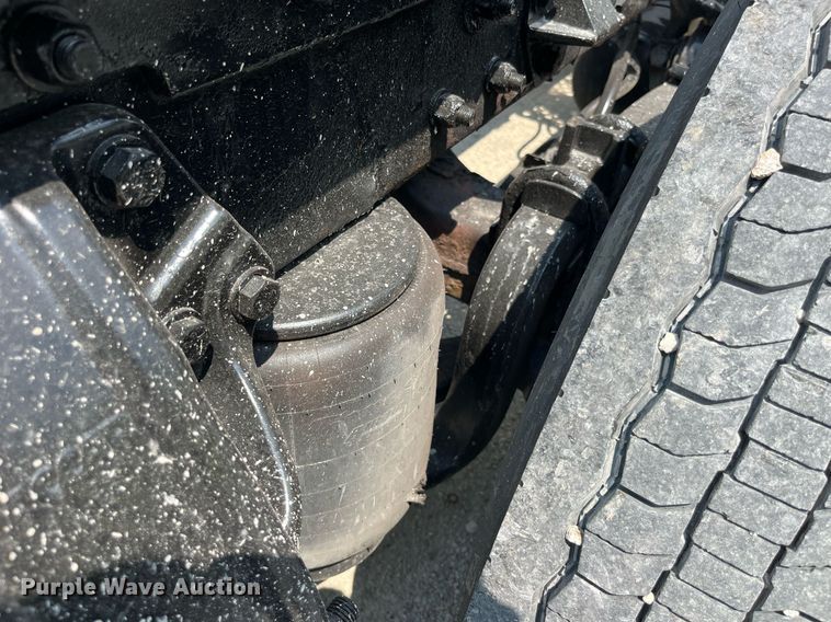 image for item LA9964 2017 Kenworth T680  semi truck