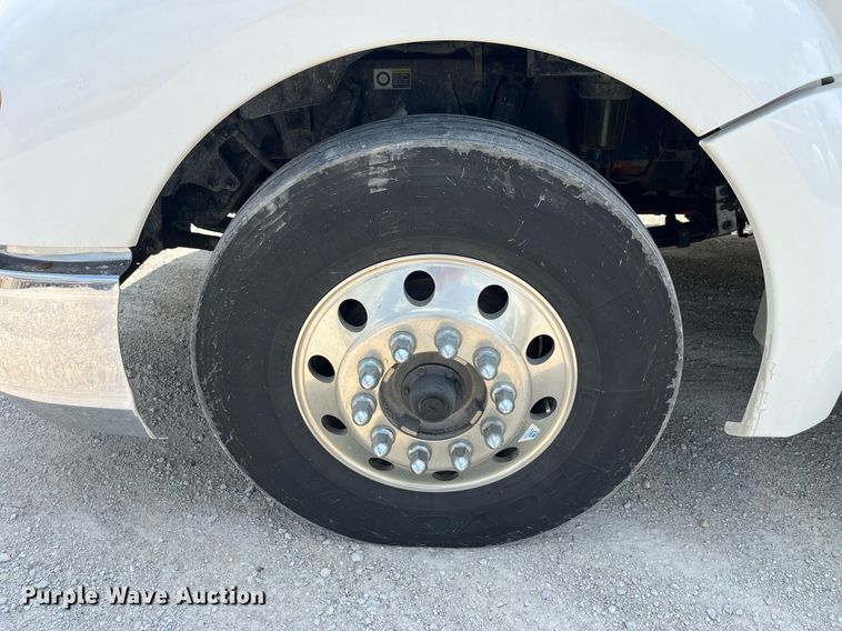 image for item LA9964 2017 Kenworth T680  semi truck