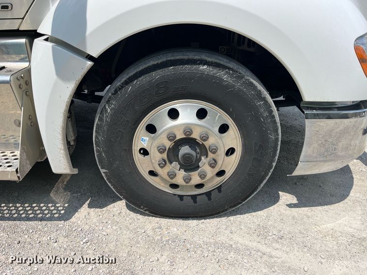 image for item LA9964 2017 Kenworth T680  semi truck