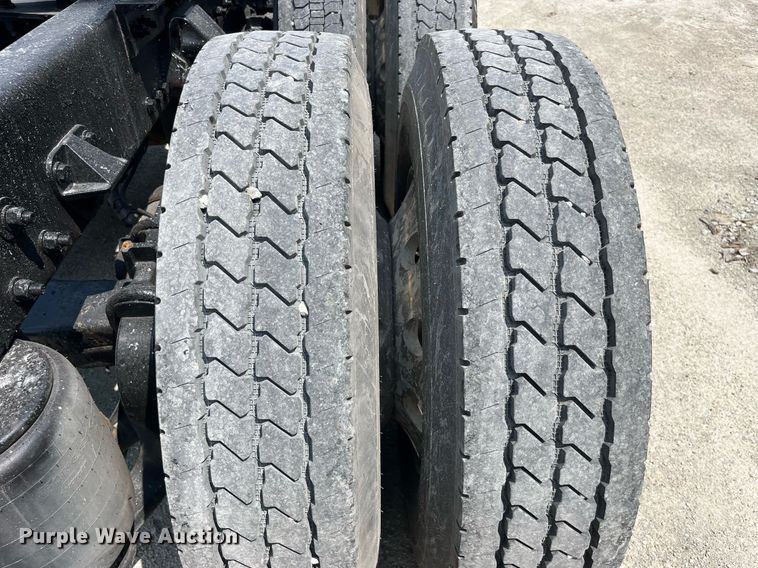 image for item LA9964 2017 Kenworth T680  semi truck