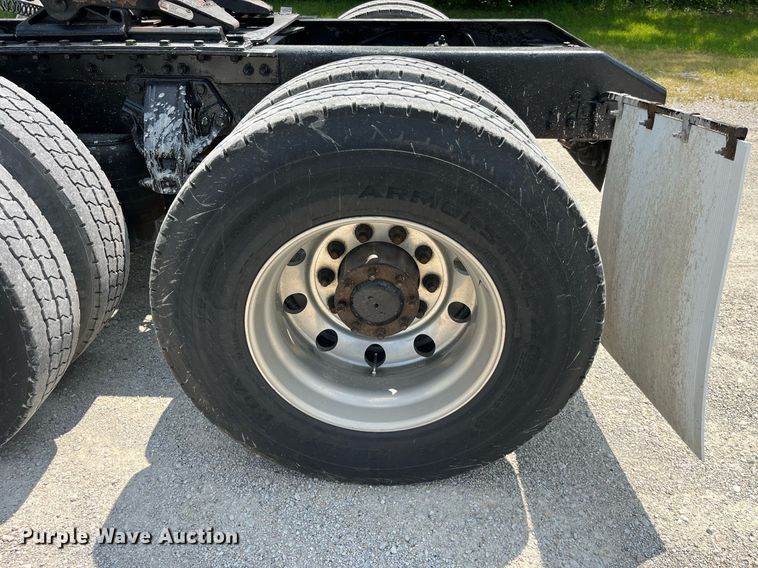 image for item LA9964 2017 Kenworth T680  semi truck