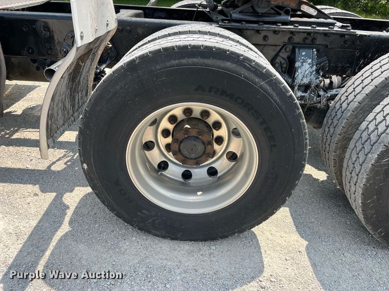 image for item LA9964 2017 Kenworth T680  semi truck