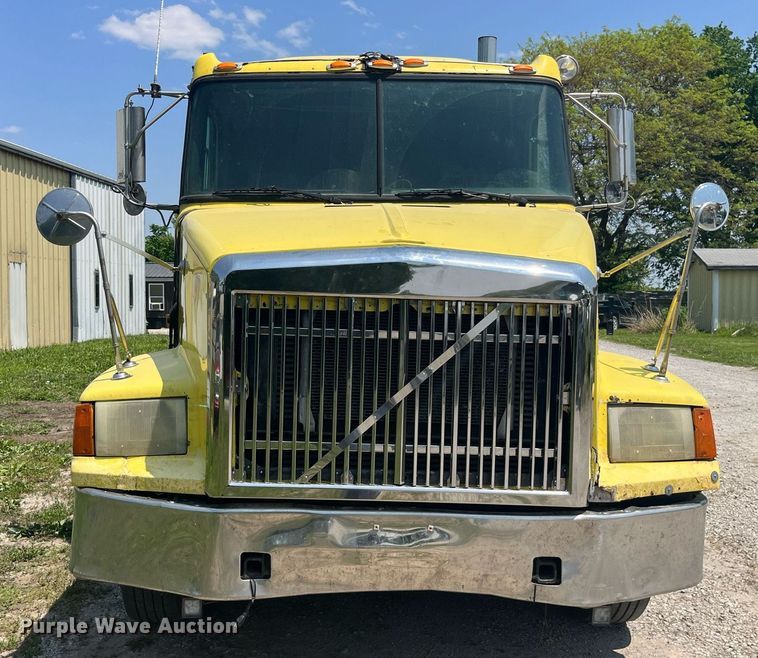 image for item LA9965 1997 Volvo WIA  semi truck