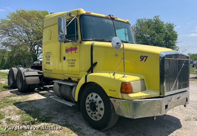 image for item LA9965 1997 Volvo WIA  semi truck