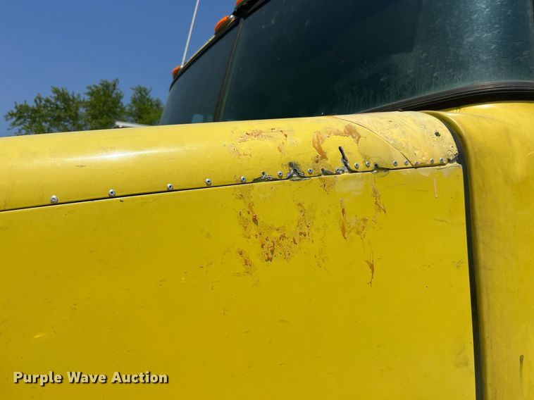 image for item LA9965 1997 Volvo WIA  semi truck