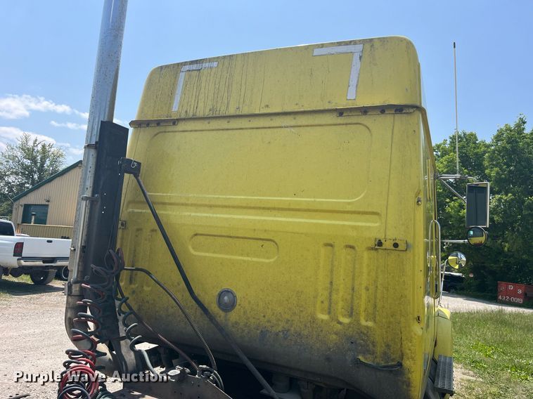 image for item LA9965 1997 Volvo WIA  semi truck