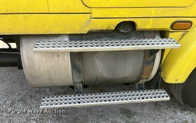 image for item LA9965 1997 Volvo WIA  semi truck