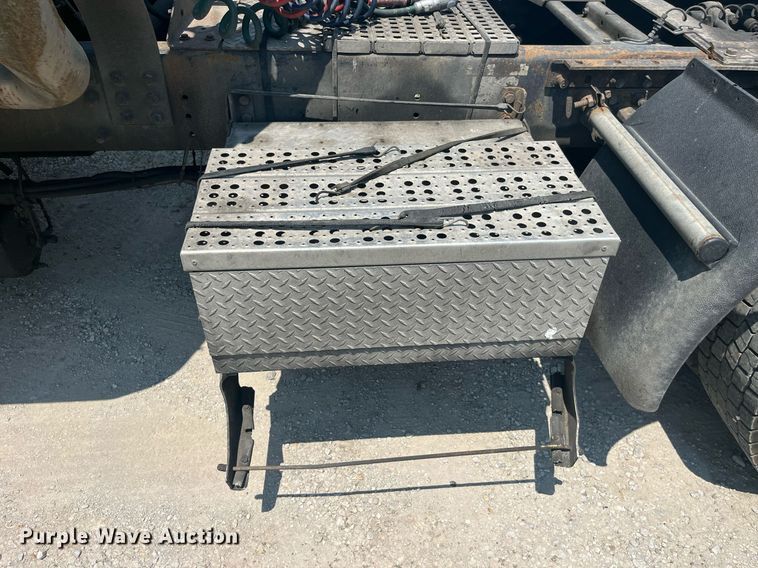 image for item LA9965 1997 Volvo WIA  semi truck