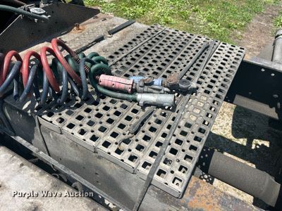 image for item LA9965 1997 Volvo WIA  semi truck