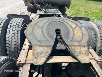 image for item LA9965 1997 Volvo WIA  semi truck