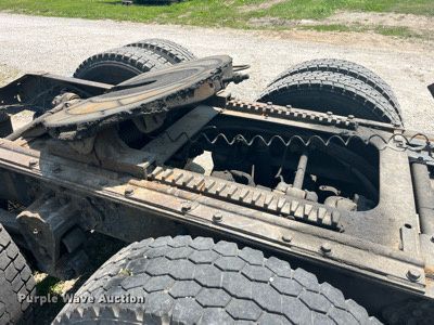 image for item LA9965 1997 Volvo WIA  semi truck