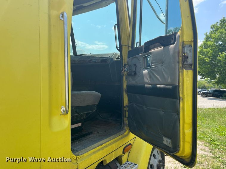 image for item LA9965 1997 Volvo WIA  semi truck